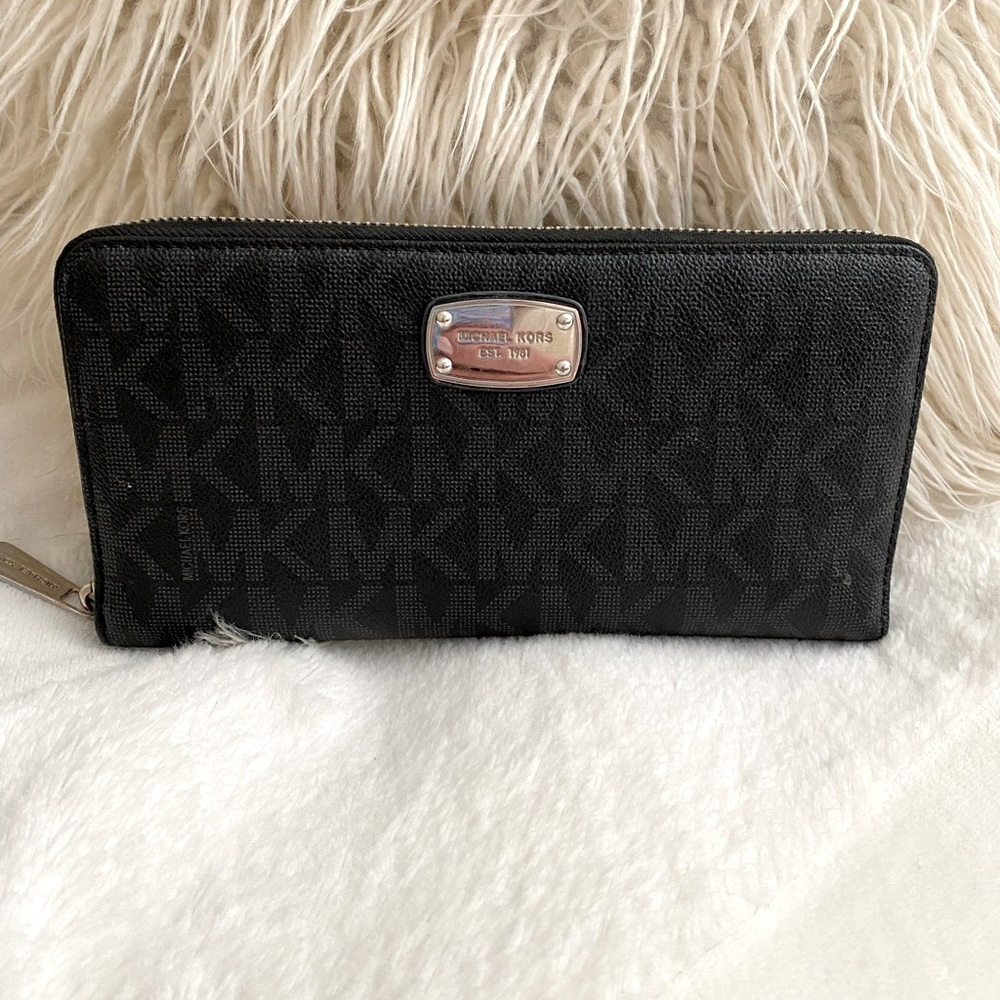 Michael Kors X-Large Black “Jet Set” Signature Zip Around Wallet/Clutch🖤